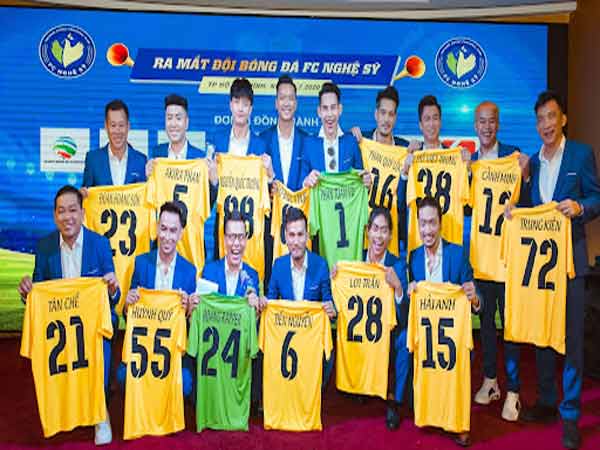 Đội bóng FC Nghệ Sĩ tại buổi lễ ra mắt