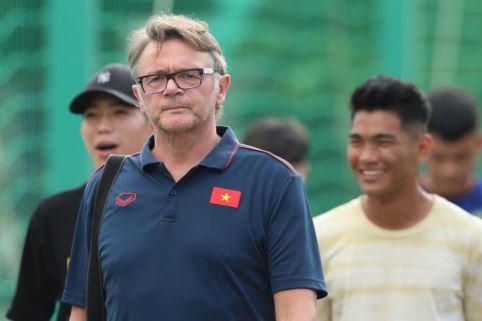 HLV Philippe Troussier nghiêm khắc trong tập luyện 